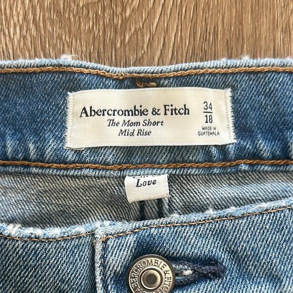 NWT Abercrombie & Fitch Curve Love The Mom Short Mid Rise Denim Shorts Size 18 - Picture 2 of 6